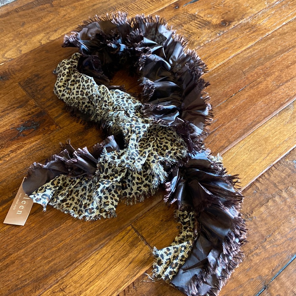 Scarf chocolate brown.